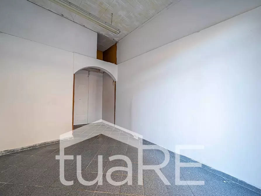 Immagine 10 di Negozio in vendita  in Via Alessandro Avoli a Roma