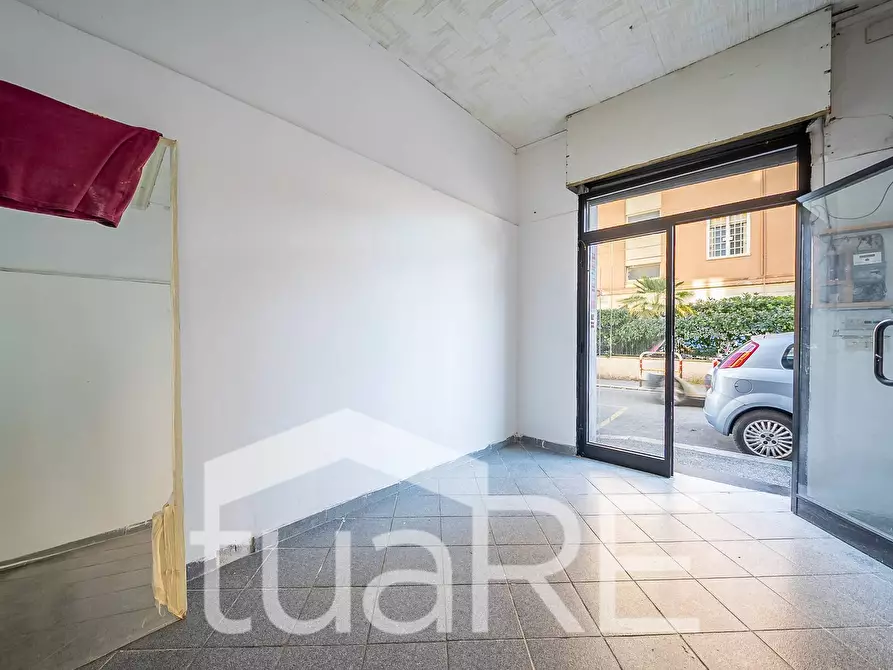 Immagine 11 di Negozio in vendita  in Via Alessandro Avoli a Roma