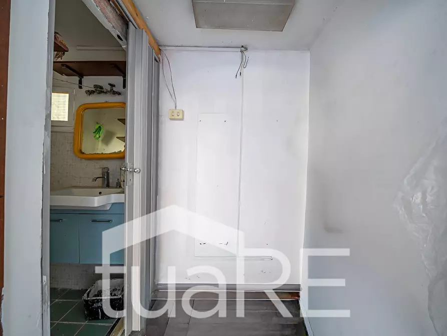 Immagine 12 di Negozio in vendita  in Via Alessandro Avoli a Roma