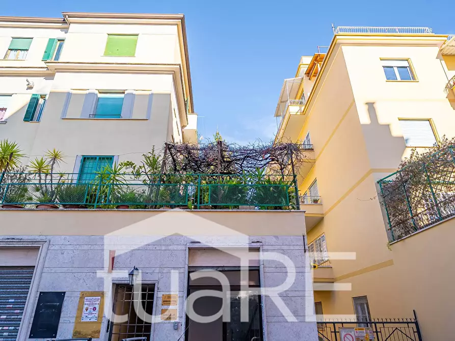 Immagine 13 di Negozio in vendita  in Via Alessandro Avoli a Roma