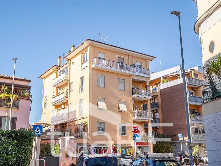 Immagine 14 di Negozio in vendita  in Via Alessandro Avoli a Roma