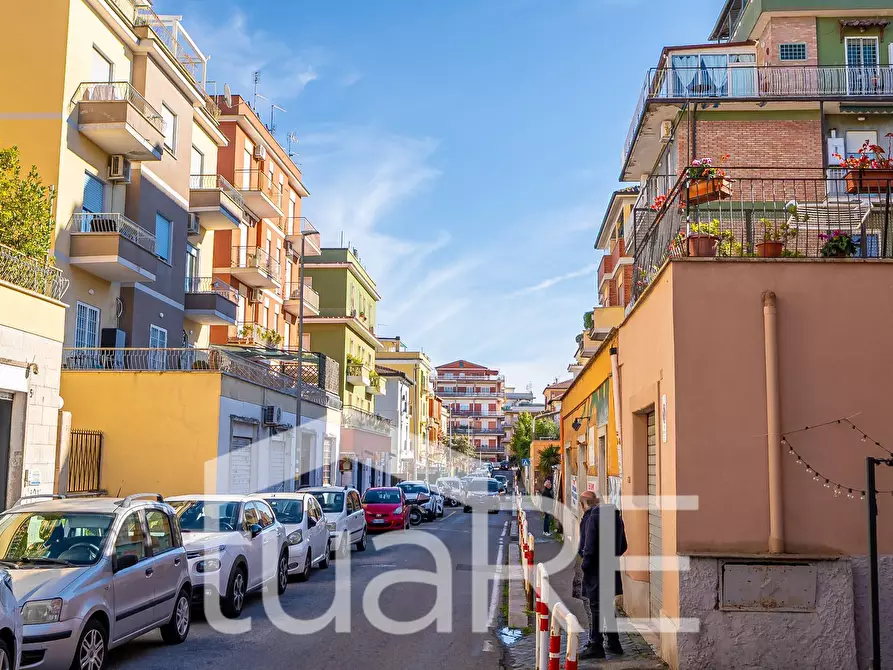 Immagine 15 di Negozio in vendita  in Via Alessandro Avoli a Roma