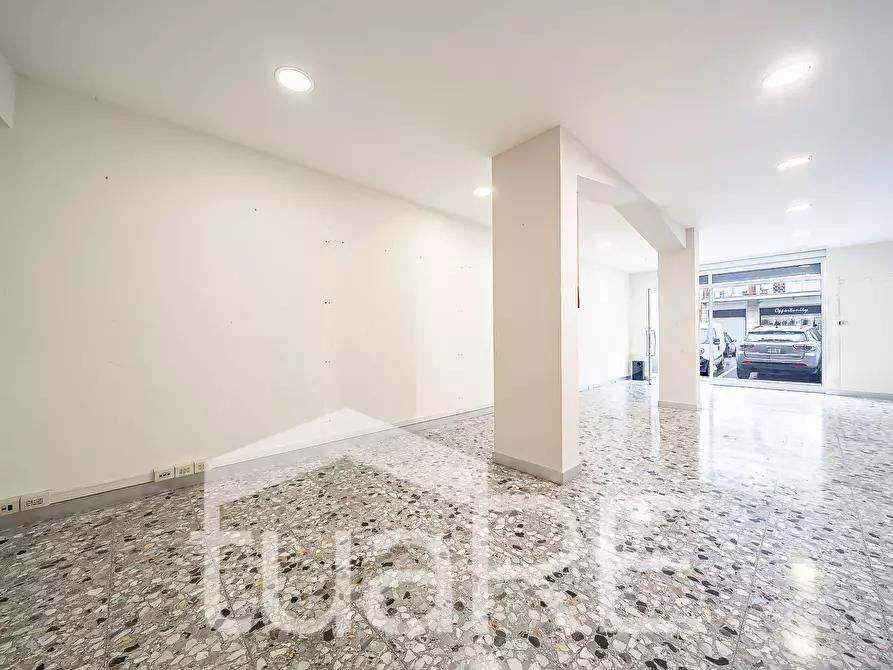 Immagine 2 di Negozio in vendita  in Via Di Boccea a Roma