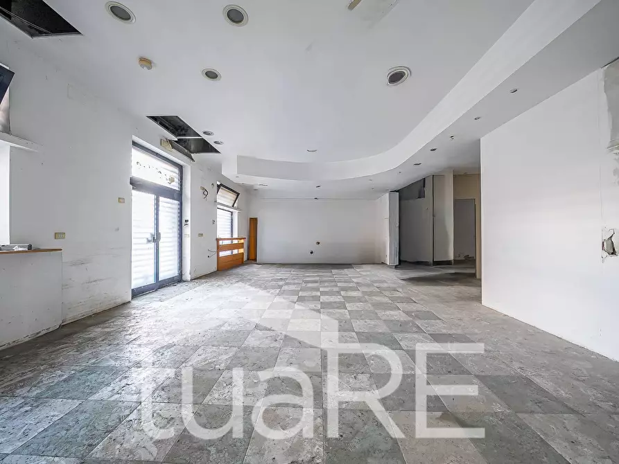 Immagine 3 di Negozio in vendita  in Via Dei Reti a Roma