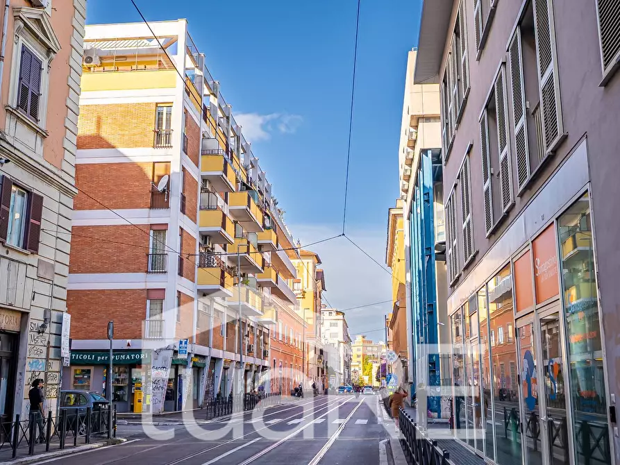 Immagine 5 di Negozio in vendita  in Via Dei Reti a Roma