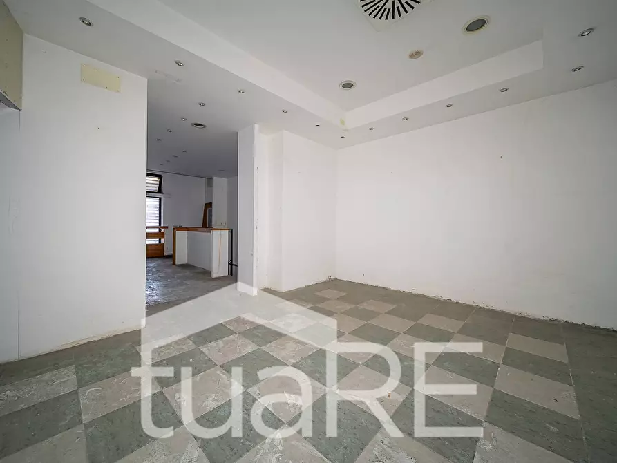 Immagine 7 di Negozio in vendita  in Via Dei Reti a Roma