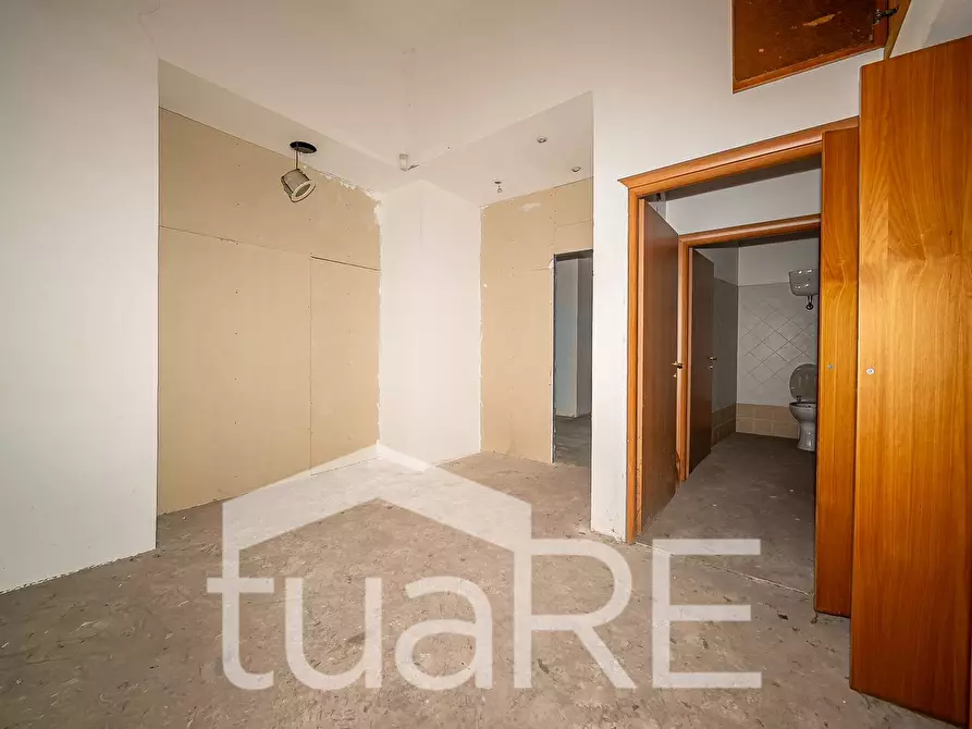 Immagine 9 di Negozio in vendita  in Via Dei Reti a Roma