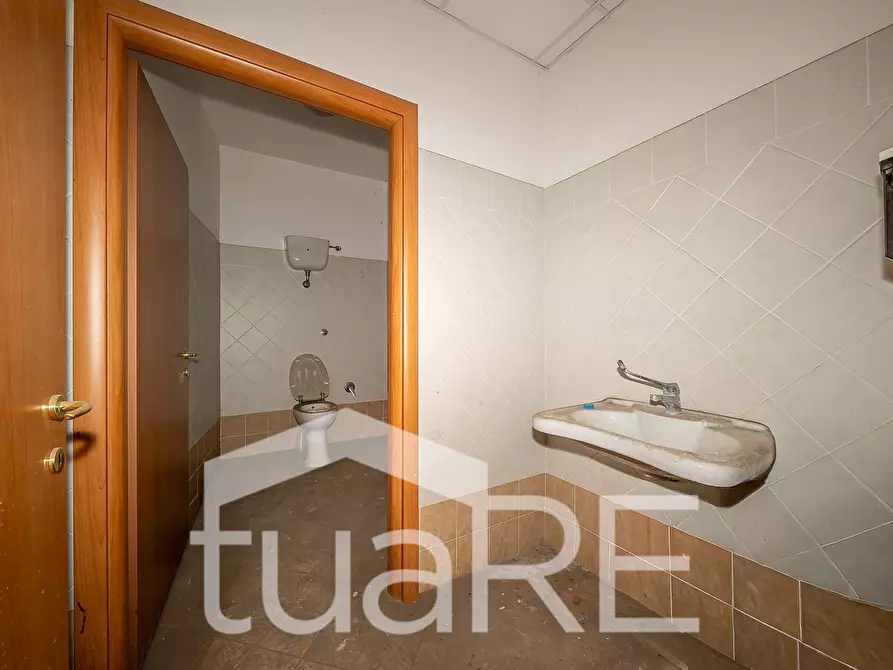 Immagine 11 di Negozio in vendita  in Via Dei Reti a Roma