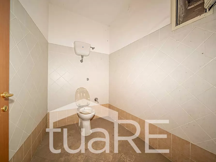 Immagine 12 di Negozio in vendita  in Via Dei Reti a Roma