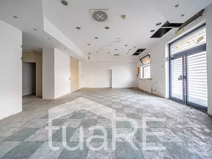 Immagine 16 di Negozio in vendita  in Via Dei Reti a Roma