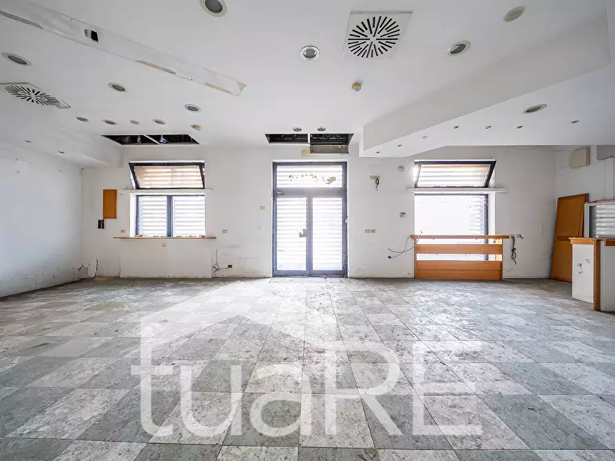 Immagine 17 di Negozio in vendita  in Via Dei Reti a Roma