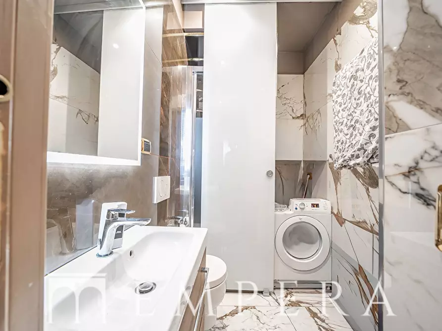 Immagine 13 di Appartamento in vendita  in Via Della Vite a Roma