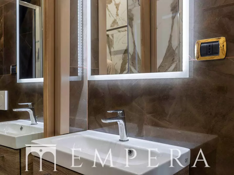 Immagine 15 di Appartamento in vendita  in Via Della Vite a Roma