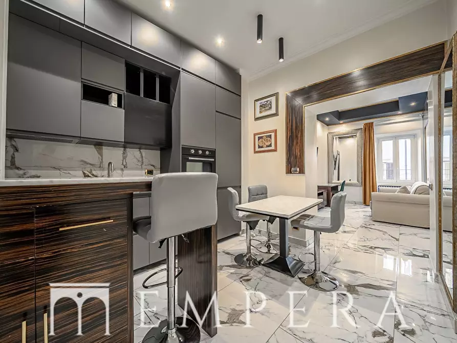 Immagine 19 di Appartamento in vendita  in Via Della Vite a Roma