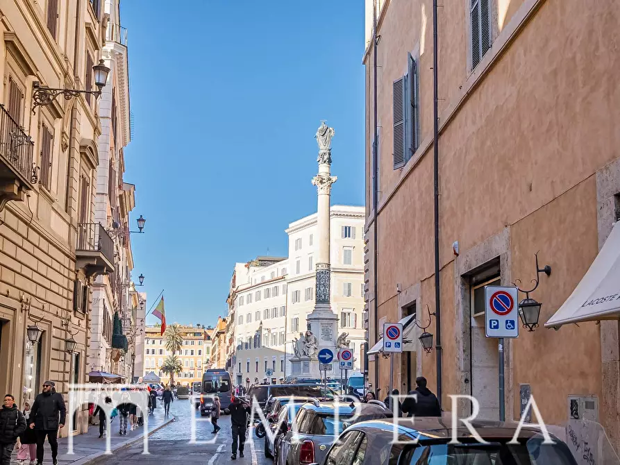 Immagine 30 di Appartamento in vendita  in Via Della Vite a Roma