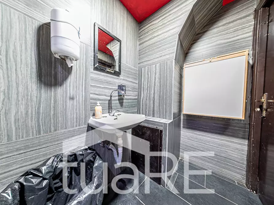 Immagine 12 di Negozio in vendita  in Via Della Madonna Dei Monti a Roma