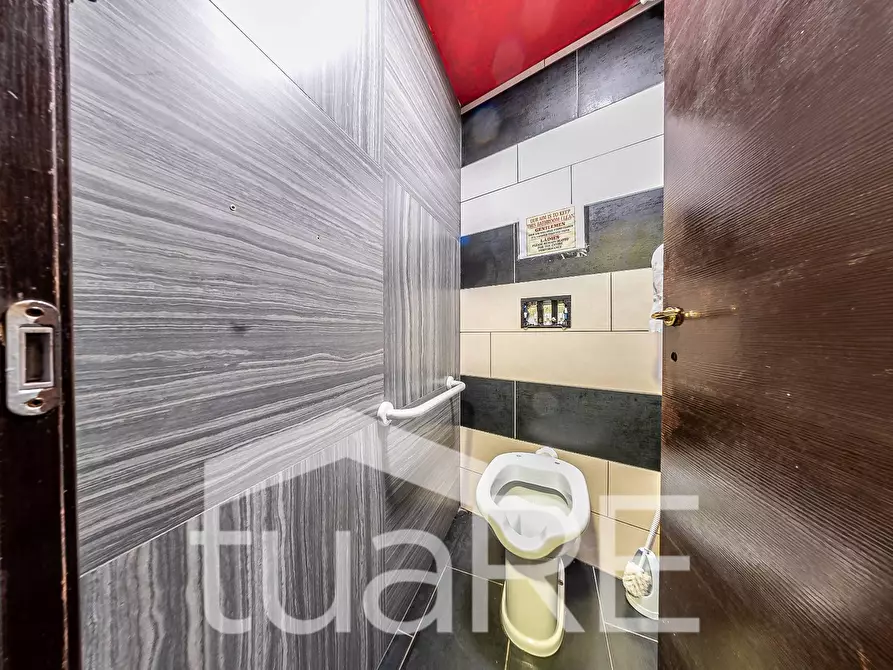 Immagine 13 di Negozio in vendita  in Via Della Madonna Dei Monti a Roma