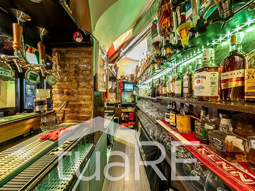 Immagine 14 di Negozio in vendita  in Via Della Madonna Dei Monti a Roma