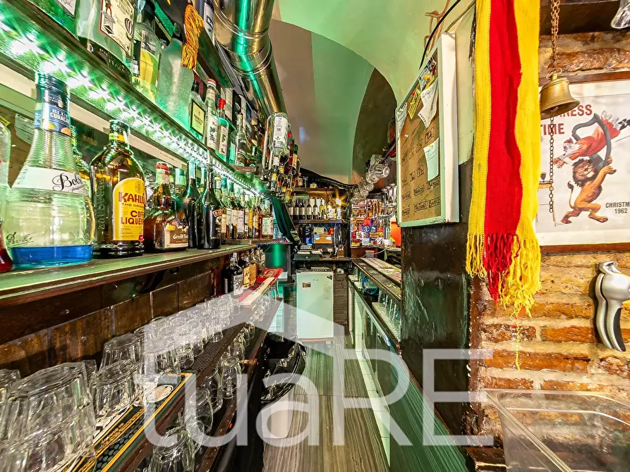 Immagine 23 di Negozio in vendita  in Via Della Madonna Dei Monti a Roma