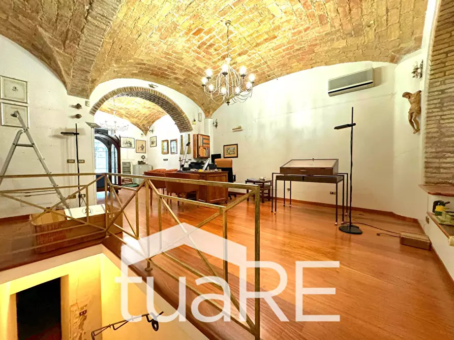 Immagine 11 di Negozio in affitto  in Via Sardegna a Roma