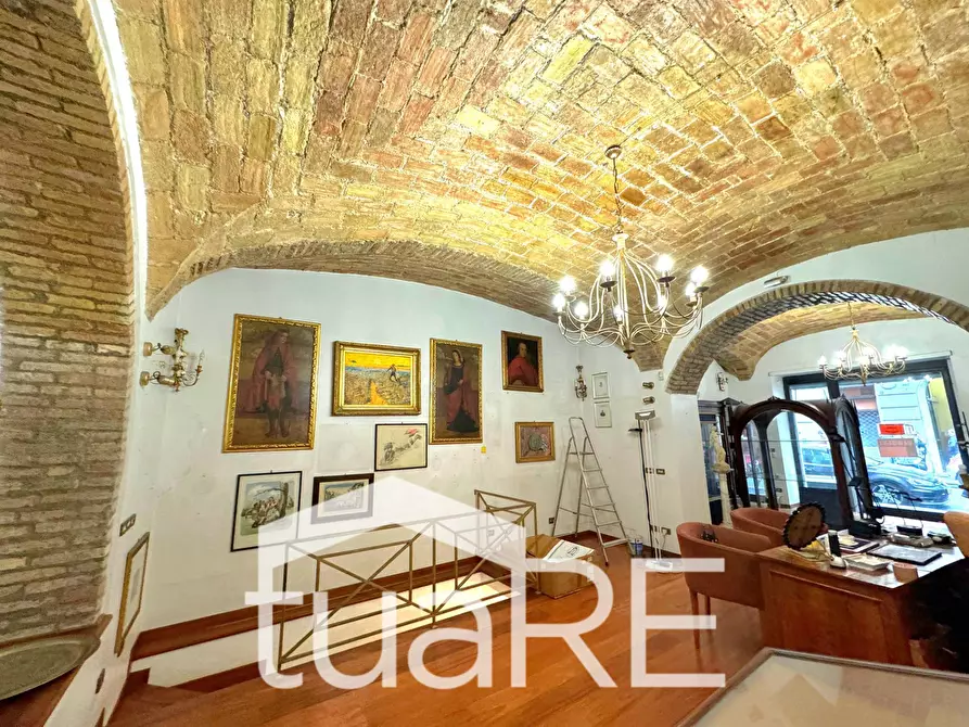 Immagine 19 di Negozio in affitto  in Via Sardegna a Roma