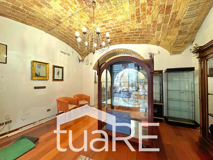 Immagine 22 di Negozio in affitto  in Via Sardegna a Roma