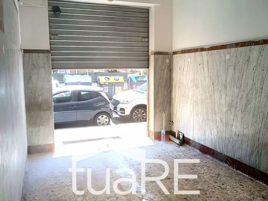 Immagine 4 di Negozio in vendita  in Via Graziano a Roma