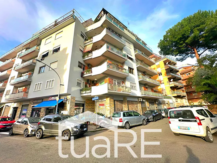 Immagine 6 di Negozio in vendita  in Via Graziano a Roma