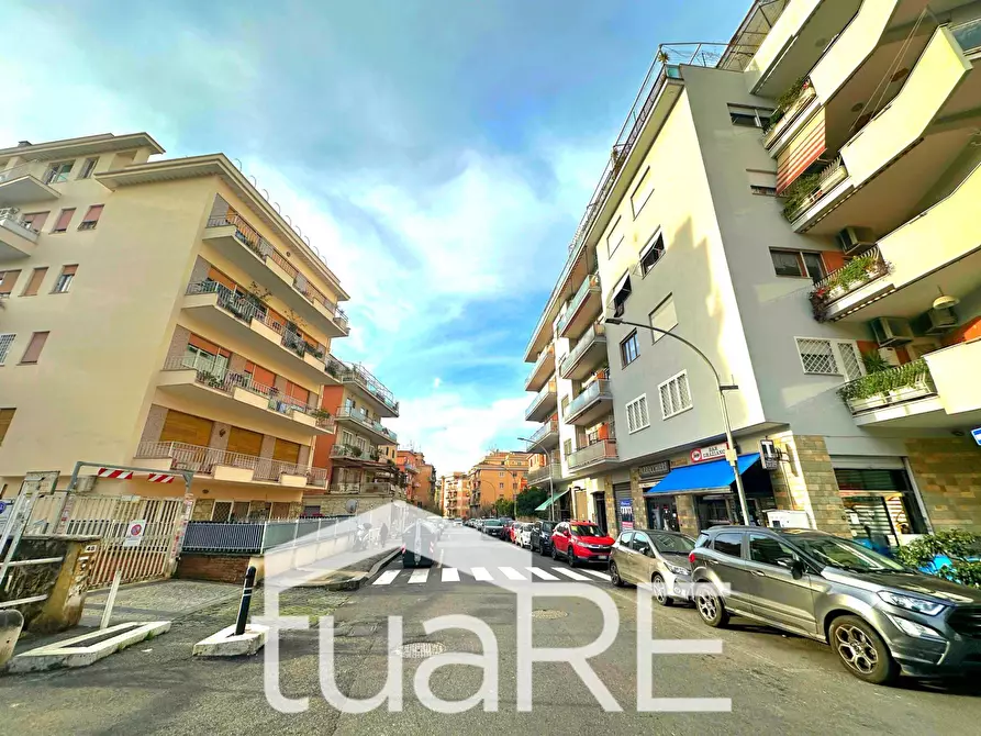 Immagine 10 di Negozio in vendita  in Via Graziano a Roma