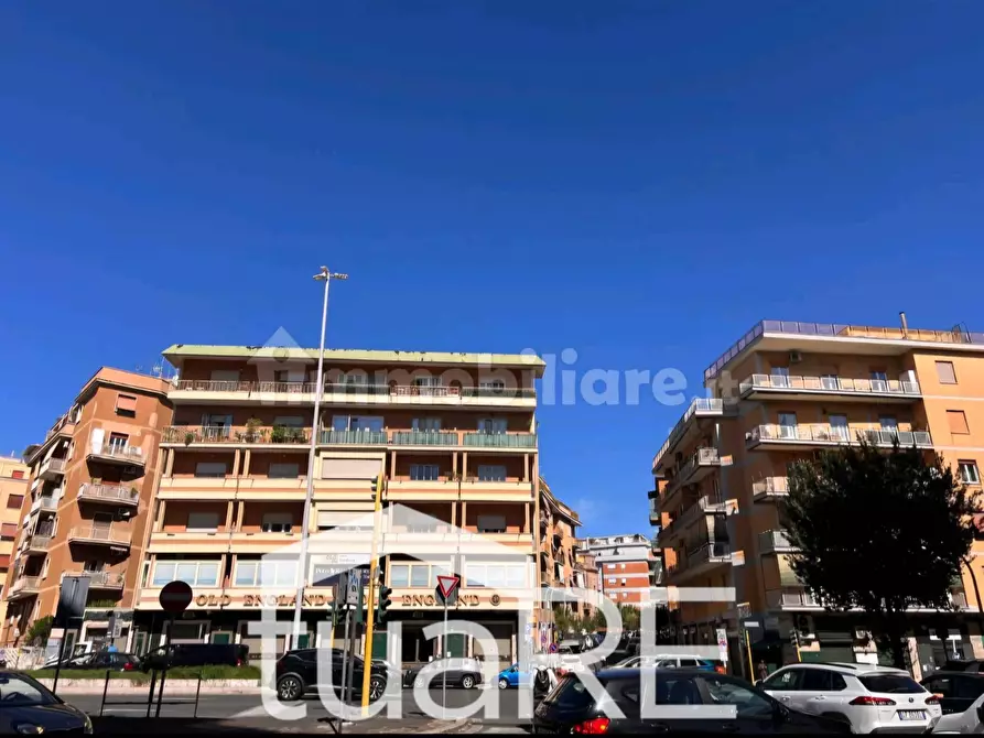 Immagine 11 di Negozio in vendita  in Via Graziano a Roma