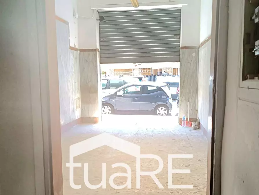 Immagine 15 di Negozio in vendita  in Via Graziano a Roma