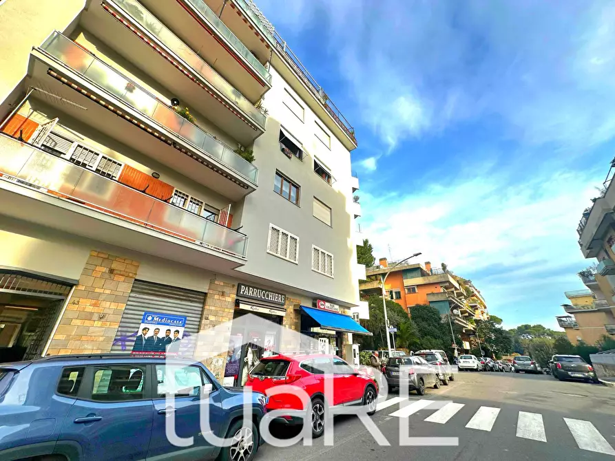 Immagine 17 di Negozio in vendita  in Via Graziano a Roma