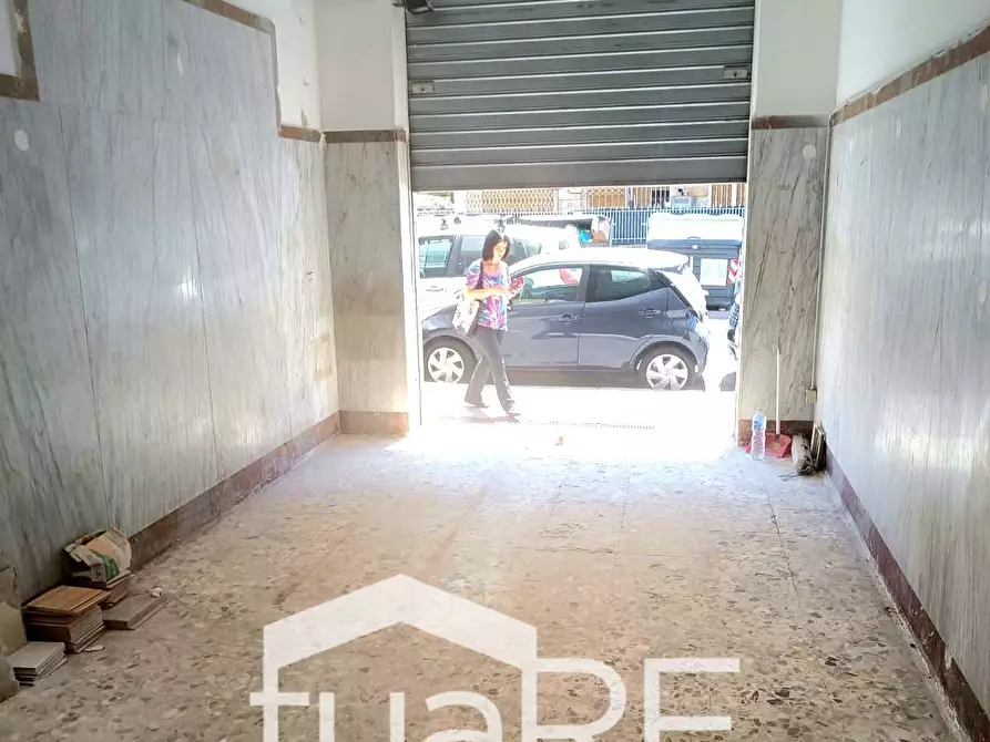 Immagine 18 di Negozio in vendita  in Via Graziano a Roma