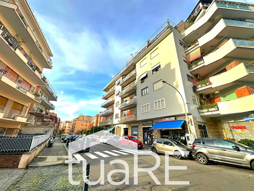 Immagine 20 di Negozio in vendita  in Via Graziano a Roma