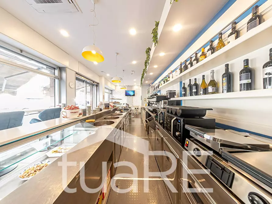 Immagine 21 di Negozio in vendita  in Via Giambattista Morgagni a Roma