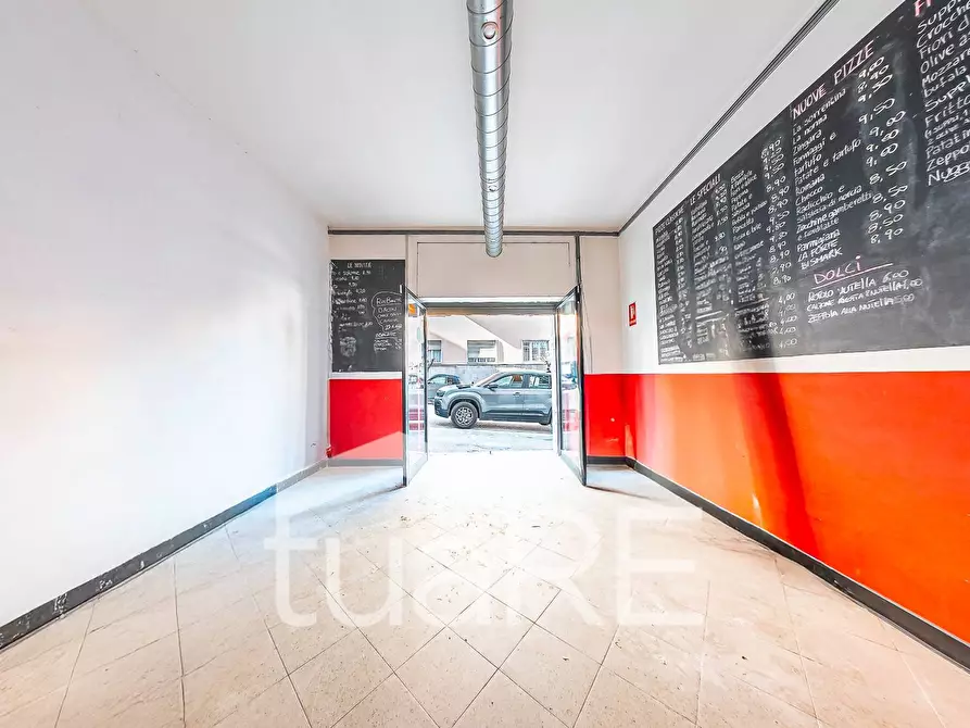 Immagine 10 di Negozio in affitto  in Piazza Giovenale a Roma