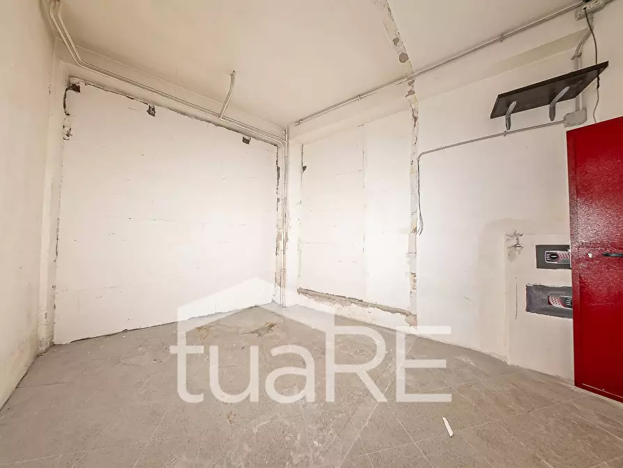 Immagine 14 di Negozio in affitto  in Piazza Giovenale a Roma