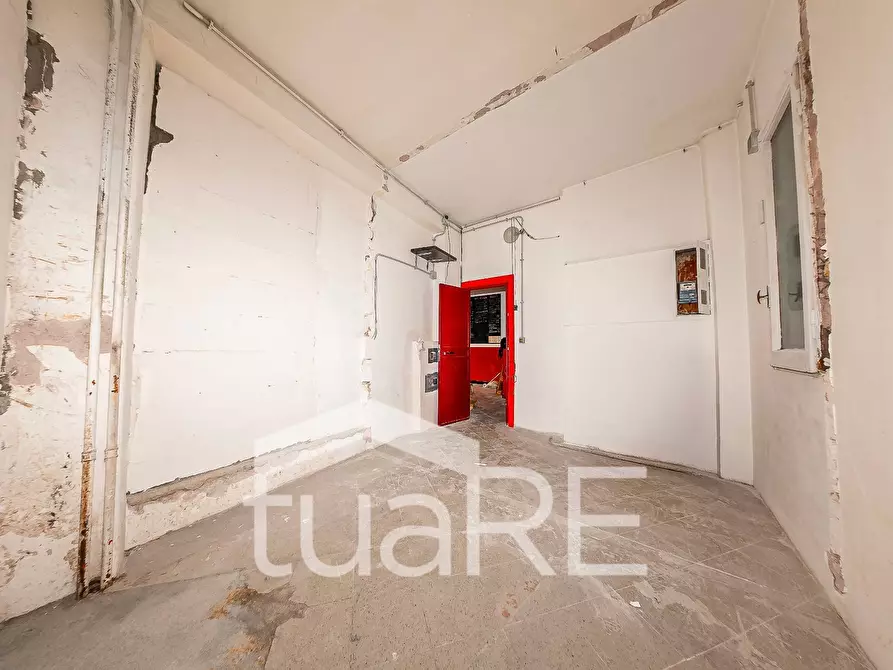 Immagine 15 di Negozio in affitto  in Piazza Giovenale a Roma