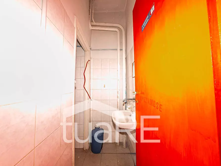 Immagine 17 di Negozio in affitto  in Piazza Giovenale a Roma