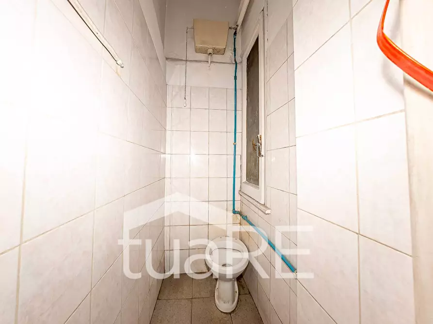 Immagine 18 di Negozio in affitto  in Piazza Giovenale a Roma