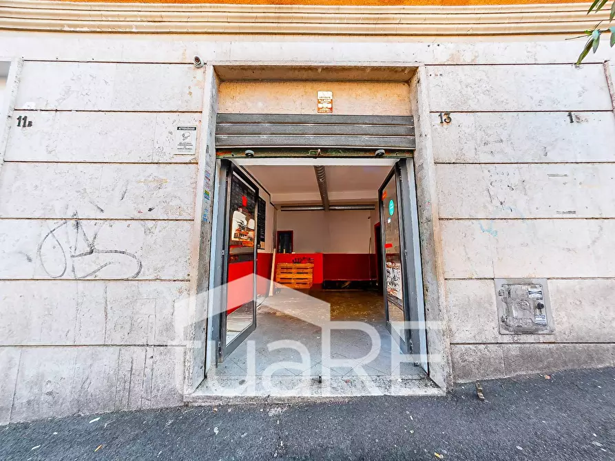 Immagine 9 di Negozio in affitto  in Piazza Giovenale a Roma