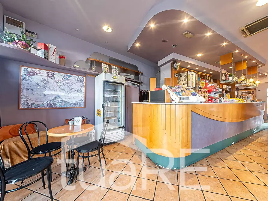 Immagine 4 di Negozio in vendita  in Via Santa Bernadette a Roma