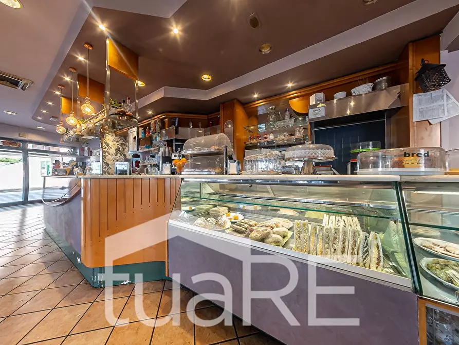 Immagine 5 di Negozio in vendita  in Via Santa Bernadette a Roma