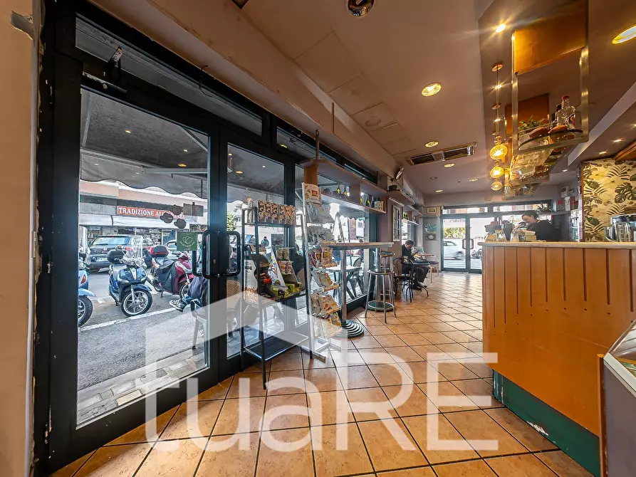 Immagine 9 di Negozio in vendita  in Via Santa Bernadette a Roma