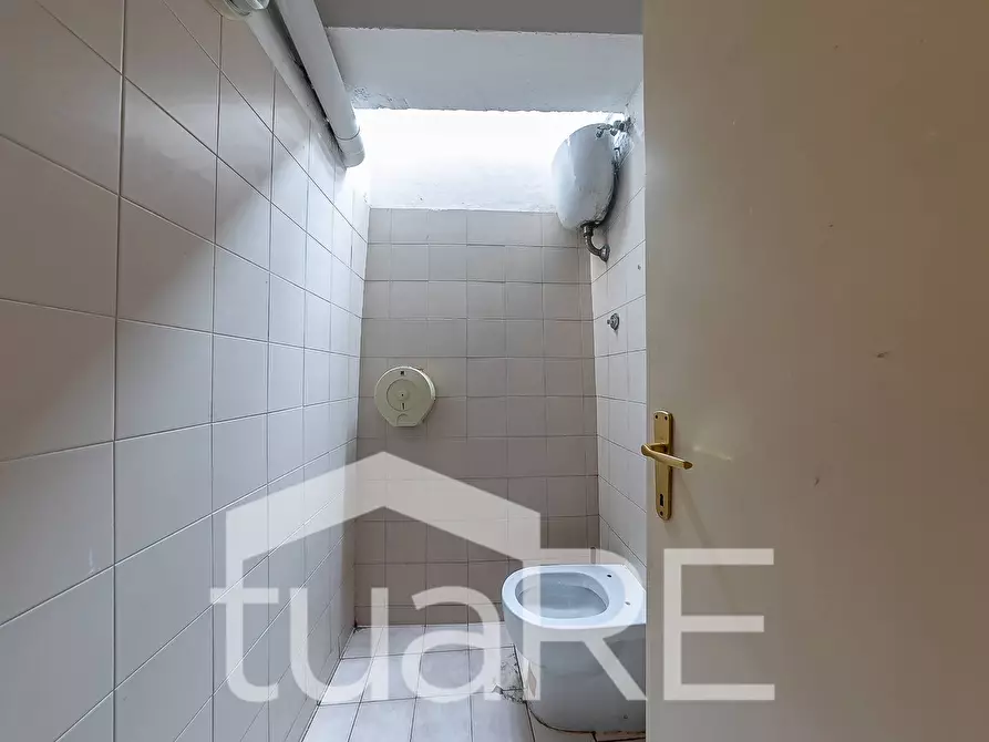 Immagine 15 di Negozio in vendita  in Via Santa Bernadette a Roma