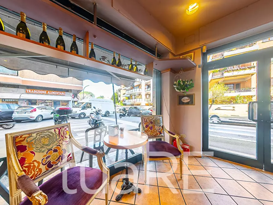 Immagine 18 di Negozio in vendita  in Via Santa Bernadette a Roma