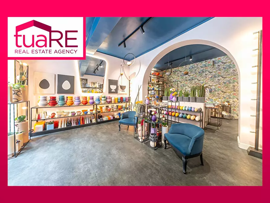 Immagine 1 di Negozio in vendita  in Via Dei Serpenti a Roma