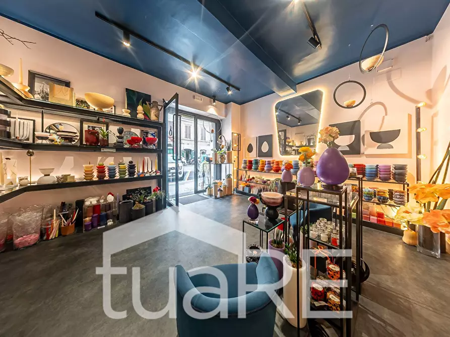 Immagine 2 di Negozio in vendita  in Via Dei Serpenti a Roma