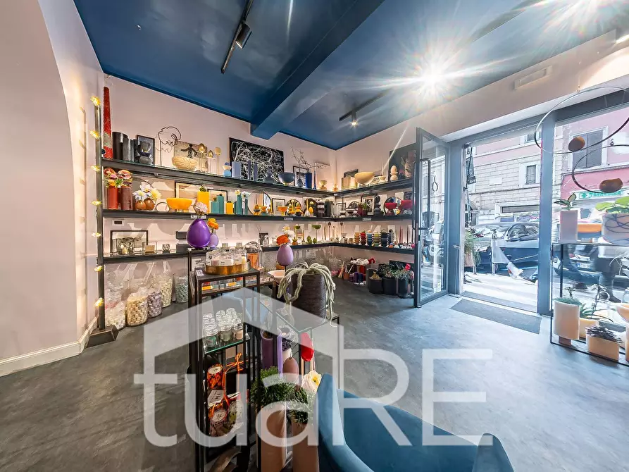 Immagine 4 di Negozio in vendita  in Via Dei Serpenti a Roma