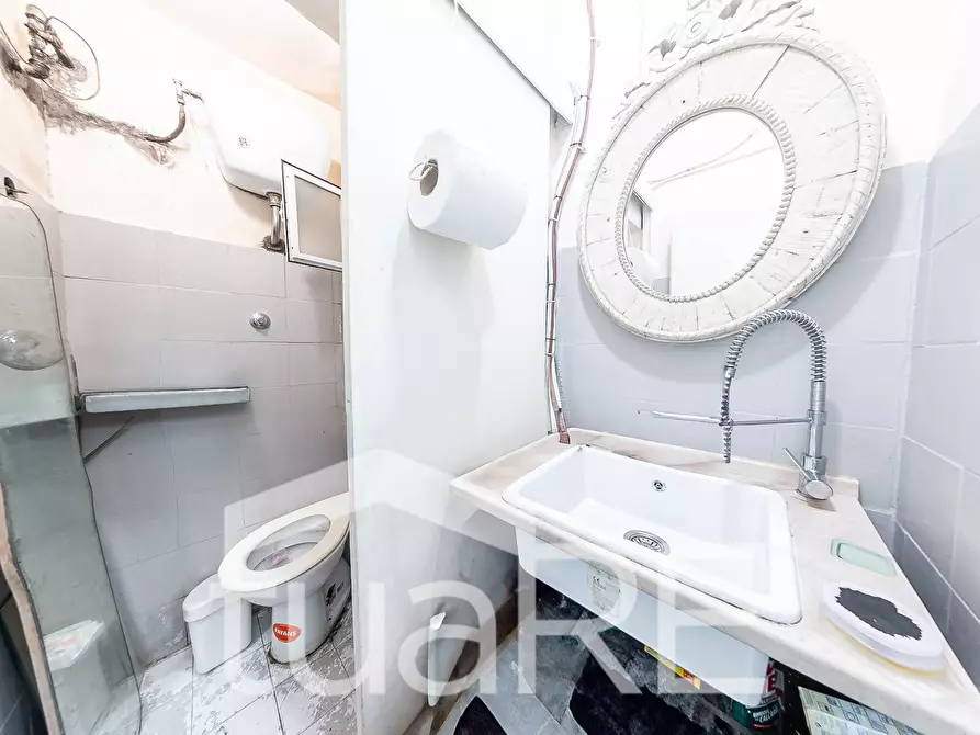 Immagine 7 di Negozio in vendita  in Via Dei Serpenti a Roma